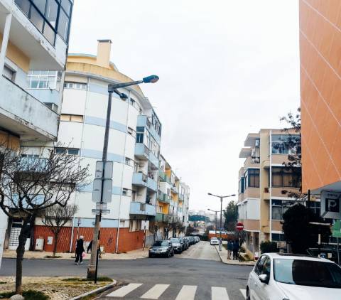 T1 open space remodelado no centro de almada | junto ao beira-mar | excelente localização