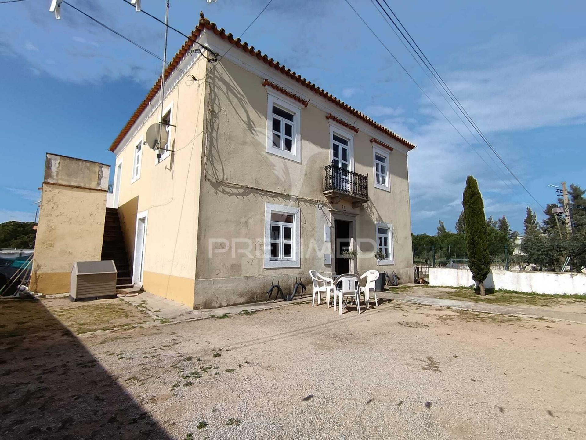 Excelente moradia t5 com possibilidade de dois apartamentos e espaço exterior