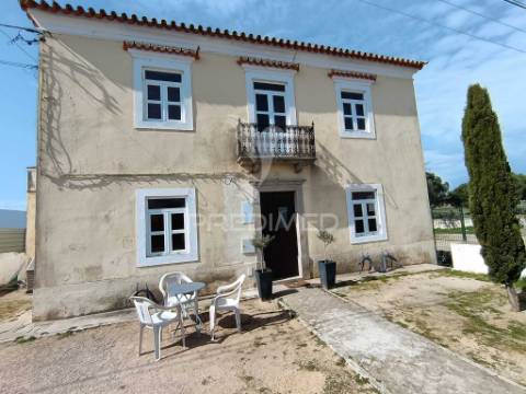 Excelente moradia t5 com possibilidade de dois apartamentos e espaço exterior