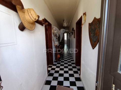 Excelente moradia t5 com possibilidade de dois apartamentos e espaço exterior