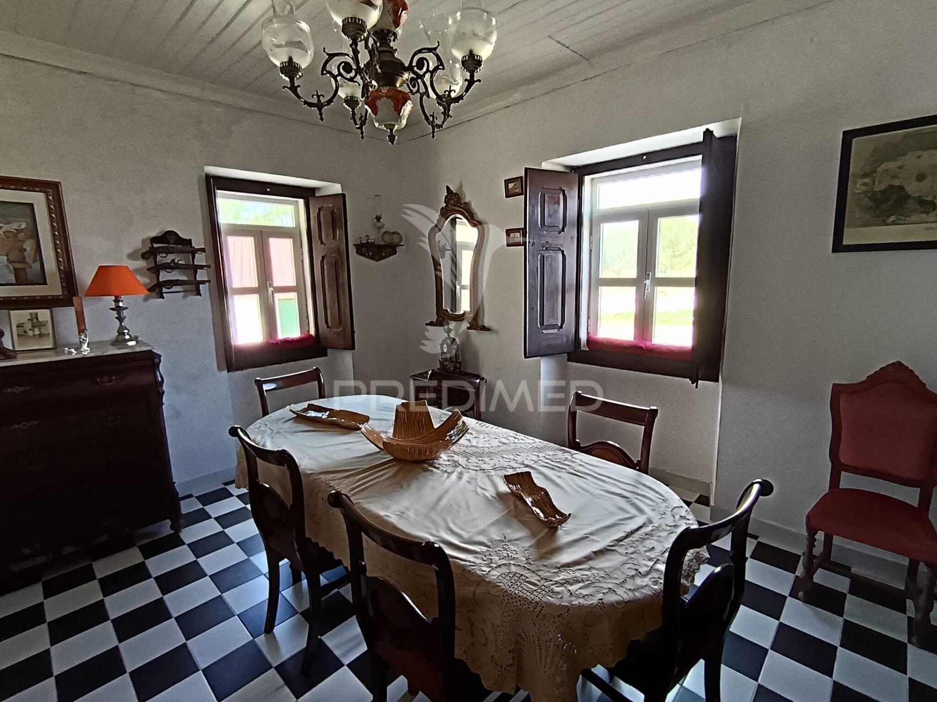 Excelente moradia t5 com possibilidade de dois apartamentos e espaço exterior