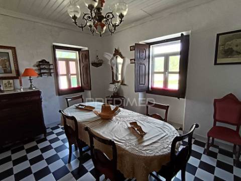 Excelente moradia t5 com possibilidade de dois apartamentos e espaço exterior