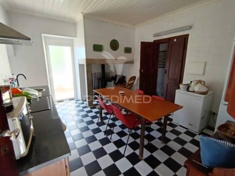 Excelente moradia t5 com possibilidade de dois apartamentos e espaço exterior