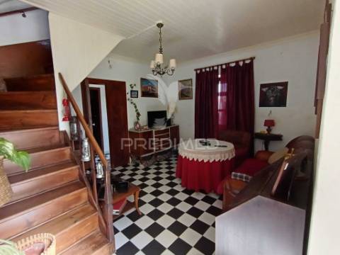 Excelente moradia t5 com possibilidade de dois apartamentos e espaço exterior