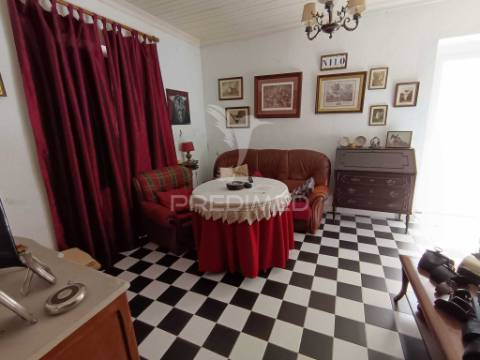 Excelente moradia t5 com possibilidade de dois apartamentos e espaço exterior