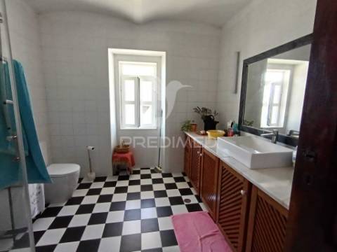 Excelente moradia t5 com possibilidade de dois apartamentos e espaço exterior