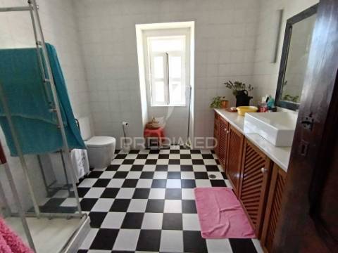 Excelente moradia t5 com possibilidade de dois apartamentos e espaço exterior