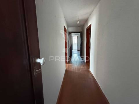 Excelente moradia t5 com possibilidade de dois apartamentos e espaço exterior