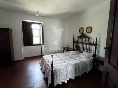 Excelente moradia t5 com possibilidade de dois apartamentos e espaço exterior