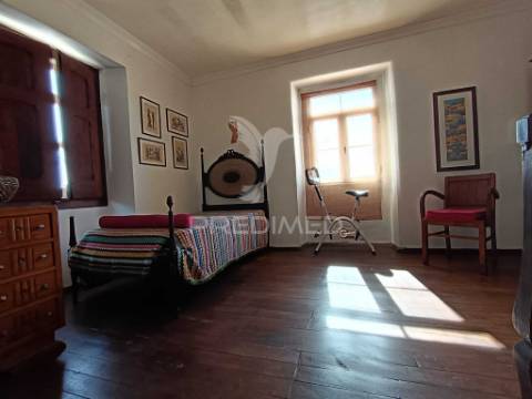 Excelente moradia t5 com possibilidade de dois apartamentos e espaço exterior