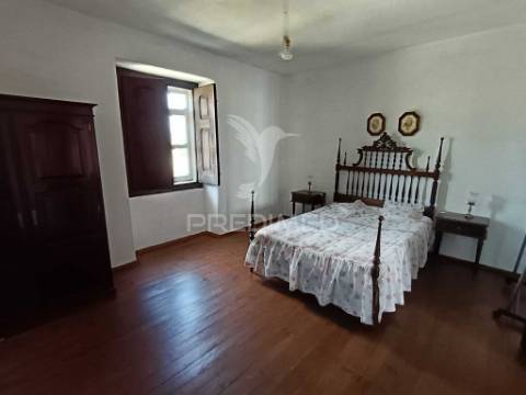 Excelente moradia t5 com possibilidade de dois apartamentos e espaço exterior