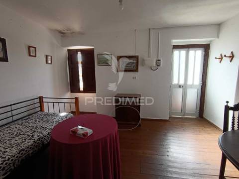 Excelente moradia t5 com possibilidade de dois apartamentos e espaço exterior