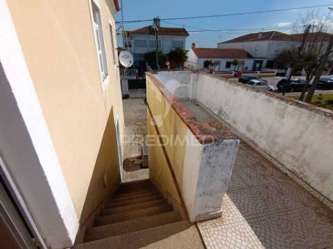 Excelente moradia t5 com possibilidade de dois apartamentos e espaço exterior