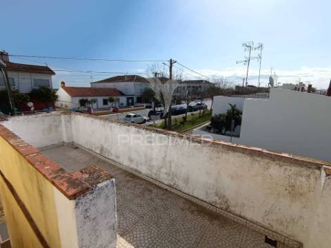 Excelente moradia t5 com possibilidade de dois apartamentos e espaço exterior