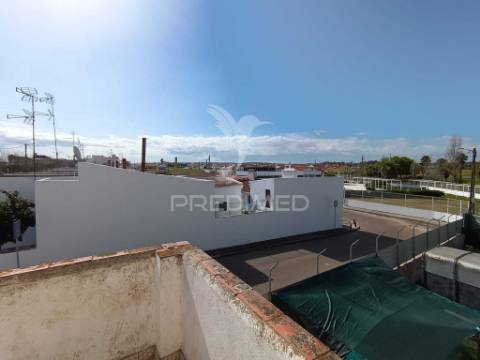 Excelente moradia t5 com possibilidade de dois apartamentos e espaço exterior