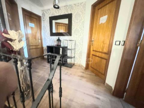 Duplex t4 com garagem e terraço,santiago do cacém.