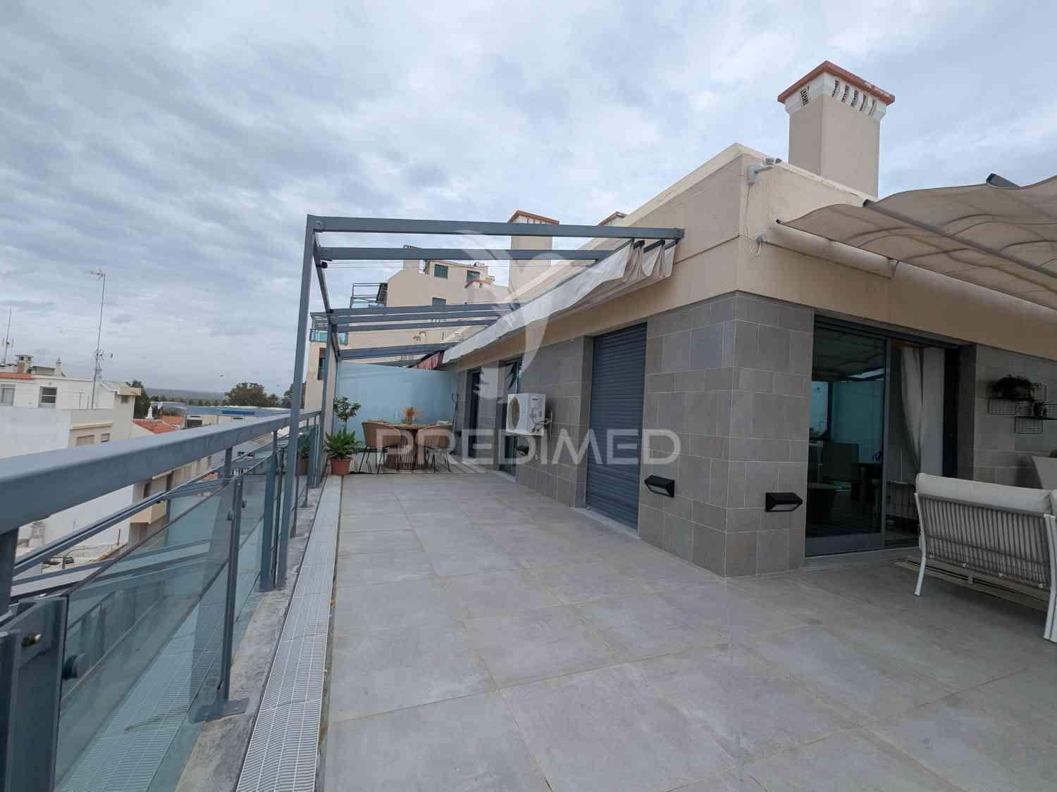 Magnífico t1, central, com um terraço, vista rio e garagem