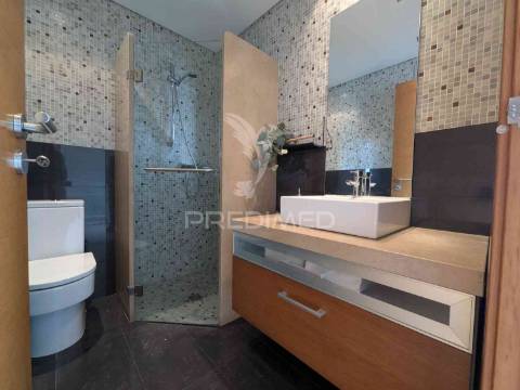 Magnífico t1, central, com um terraço, vista rio e garagem