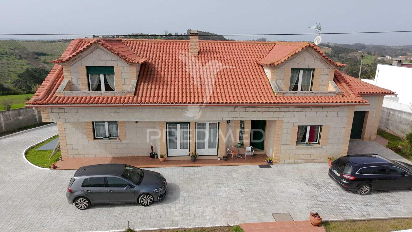 Moradia tradicional t4 com piscina e vista desafogada sobre o campo no carvalhal benfeito