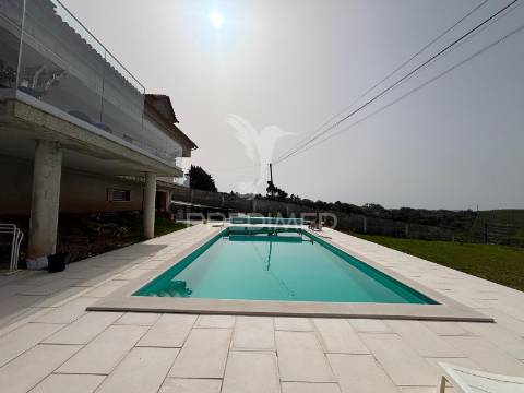 Moradia tradicional t4 com piscina e vista desafogada sobre o campo no carvalhal benfeito