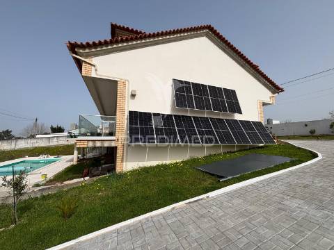 Moradia tradicional t4 com piscina e vista desafogada sobre o campo no carvalhal benfeito