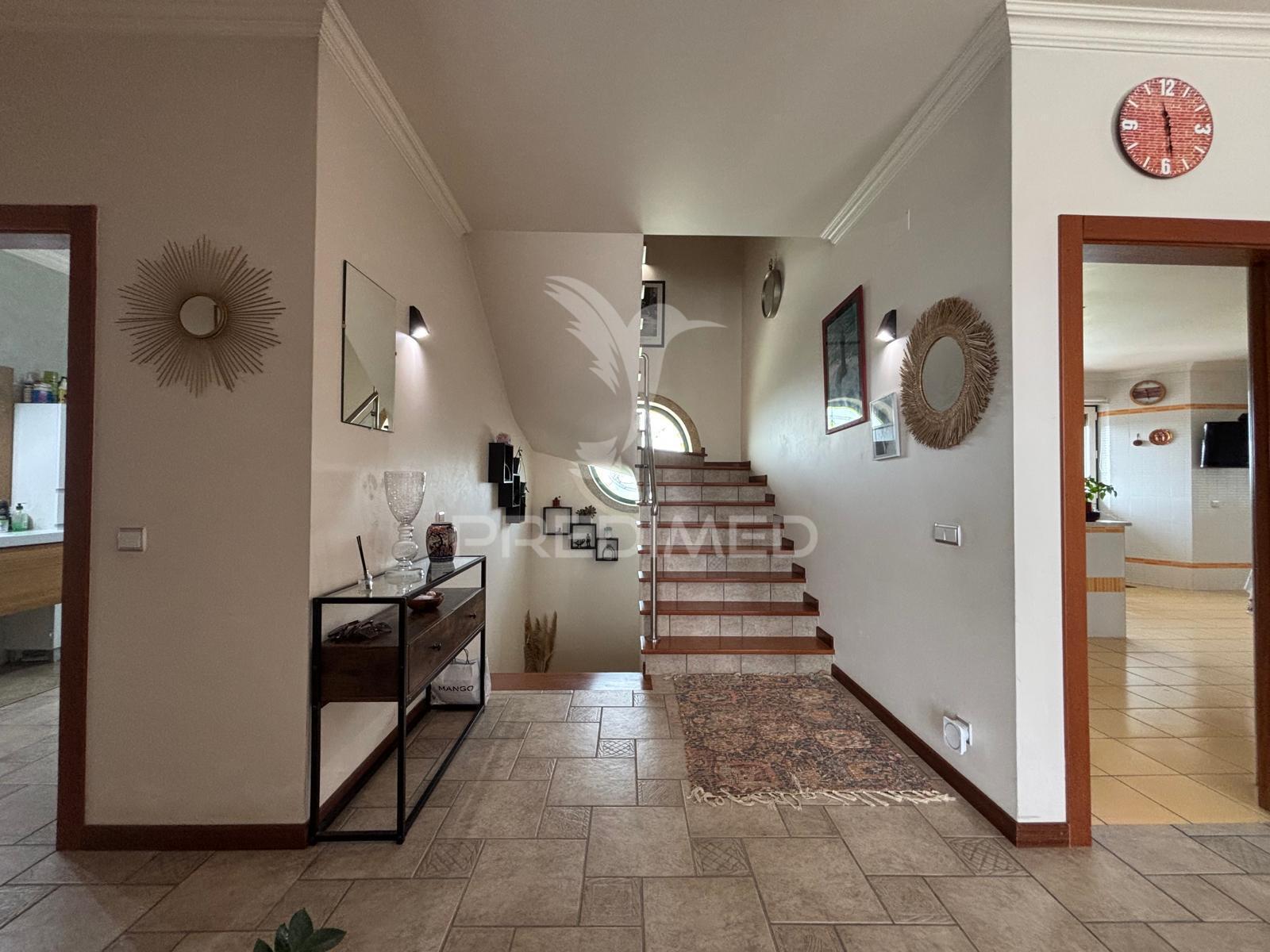 Moradia tradicional t4 com piscina e vista desafogada sobre o campo no carvalhal benfeito