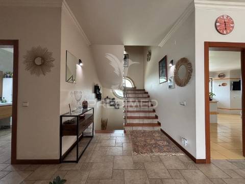 Moradia tradicional t4 com piscina e vista desafogada sobre o campo no carvalhal benfeito