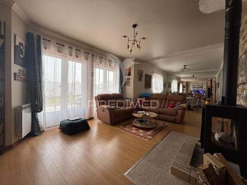 Moradia tradicional t4 com piscina e vista desafogada sobre o campo no carvalhal benfeito