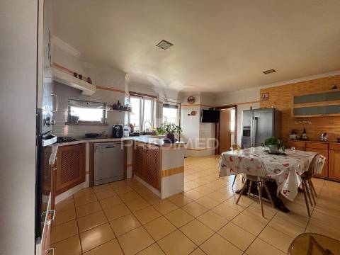 Moradia tradicional t4 com piscina e vista desafogada sobre o campo no carvalhal benfeito