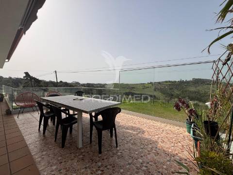 Moradia tradicional t4 com piscina e vista desafogada sobre o campo no carvalhal benfeito