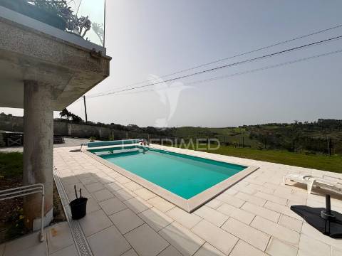 Moradia tradicional t4 com piscina e vista desafogada sobre o campo no carvalhal benfeito