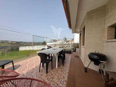 Moradia tradicional t4 com piscina e vista desafogada sobre o campo no carvalhal benfeito