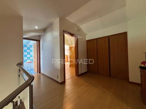 Moradia tradicional t4 com piscina e vista desafogada sobre o campo no carvalhal benfeito