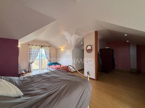 Moradia tradicional t4 com piscina e vista desafogada sobre o campo no carvalhal benfeito