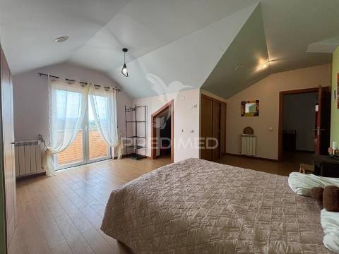 Moradia tradicional t4 com piscina e vista desafogada sobre o campo no carvalhal benfeito