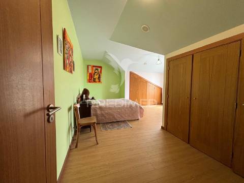 Moradia tradicional t4 com piscina e vista desafogada sobre o campo no carvalhal benfeito