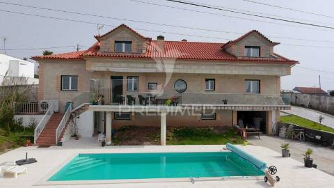 Moradia tradicional t4 com piscina e vista desafogada sobre o campo no carvalhal benfeito