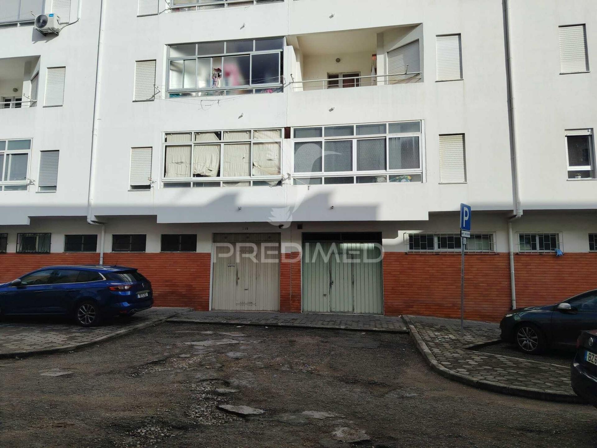 Garagem com 17m2 na baixa da banheira