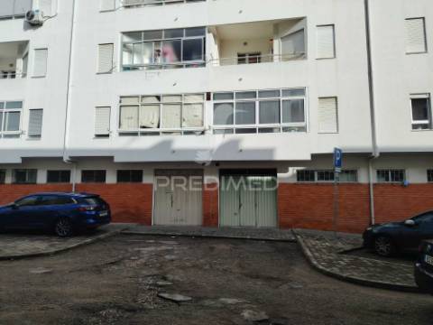 Garagem com 17m2 na baixa da banheira