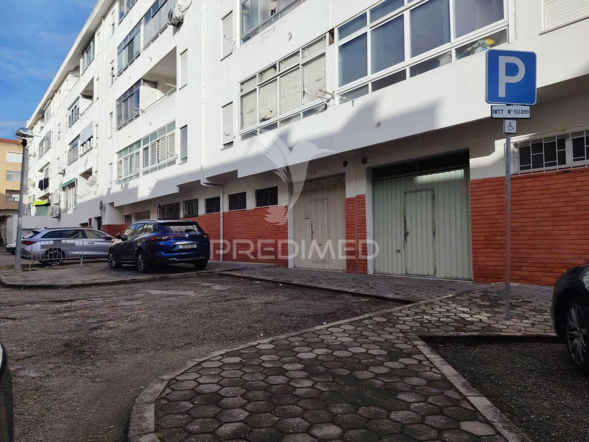 Garagem com 17m2 na baixa da banheira