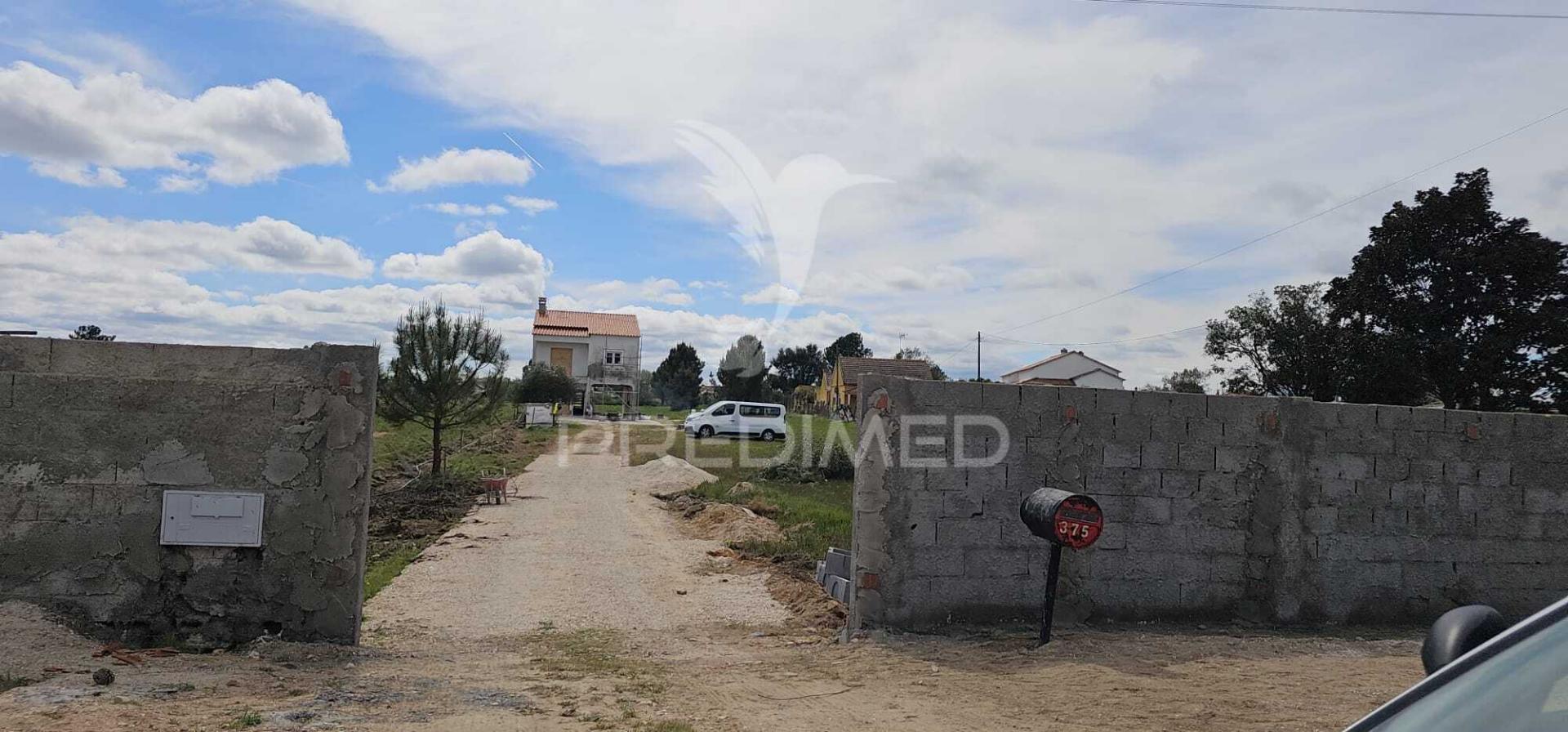 Terreno misto com moradia