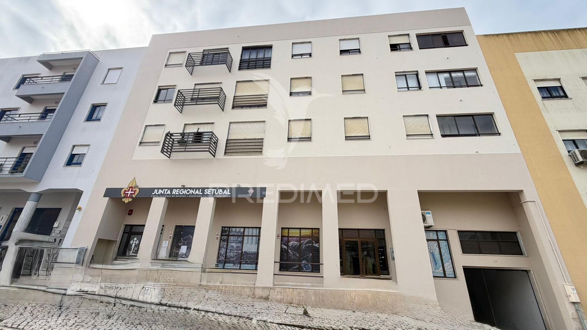 Apartamento t2 renovado com estacionamento – pronto a habitar -junto ao hospital