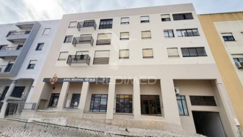 Apartamento t2 renovado com estacionamento – pronto a habitar -junto ao hospital