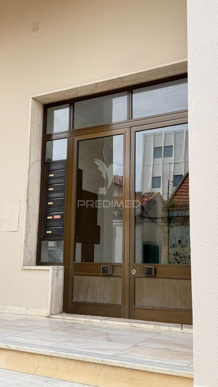 Apartamento t2 renovado com estacionamento – pronto a habitar -junto ao hospital