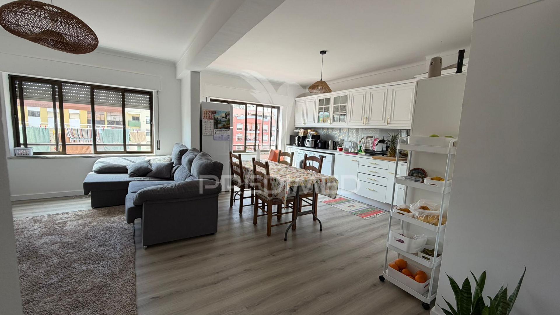 Apartamento t2 renovado com estacionamento – pronto a habitar -junto ao hospital