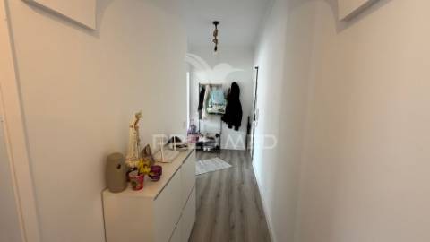 Apartamento t2 renovado com estacionamento – pronto a habitar -junto ao hospital