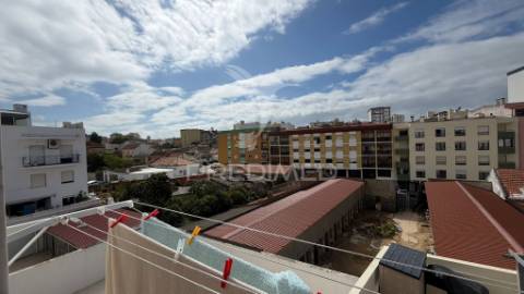 Apartamento t2 renovado com estacionamento – pronto a habitar -junto ao hospital