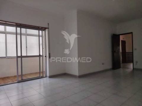 T2 na baixa da banheira com garagem