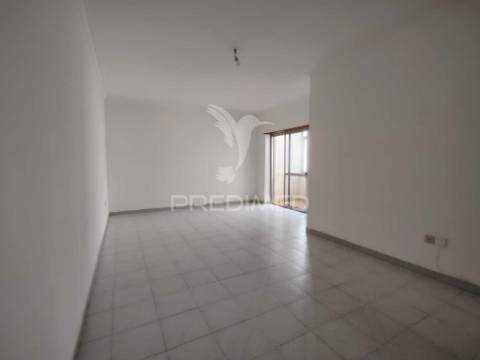 T2 na baixa da banheira com garagem