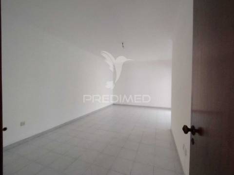 T2 na baixa da banheira com garagem